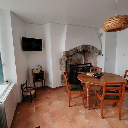 Chez Adele, Au Pied De L'abbaye