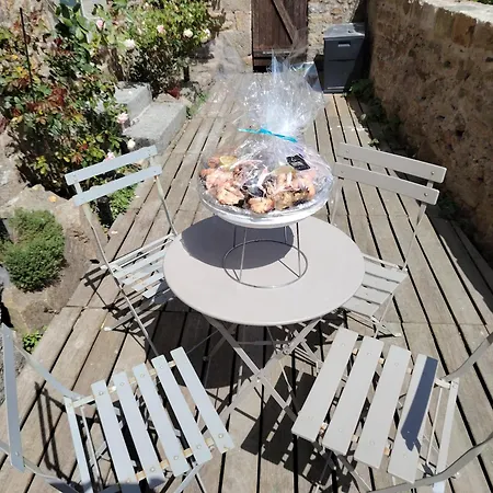 Chez Adele, Au Pied De L'abbaye