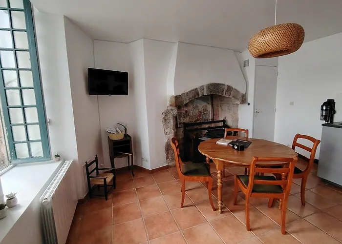 Chez Adele, Au Pied De L'abbaye